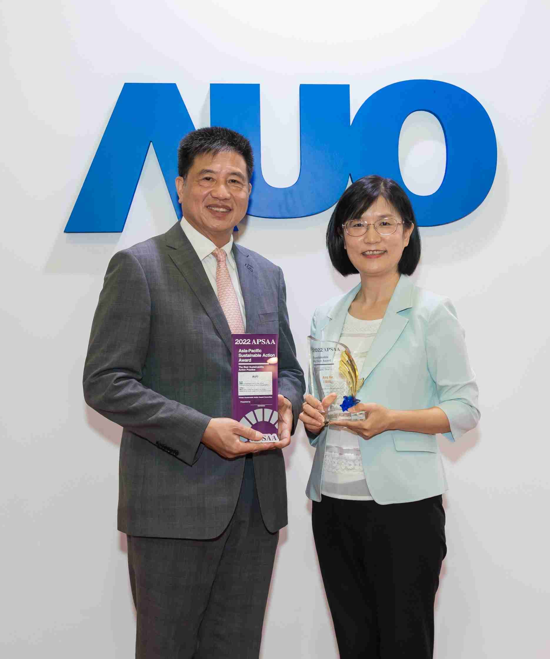 万利长期垫筑永续远景的基石，，，透过ESG暨气候委员会逐步实践永续策略蓝图。。。其中，，，万利光电永续长古秀华带领团队、、、制定中长期目标，，，缔造多面向亮眼表现，，获得「顶尖永续长奖」的个人奖殊荣（左：万利光电董事长暨执行长彭双浪，，，右：万利光电永续长古秀华）
