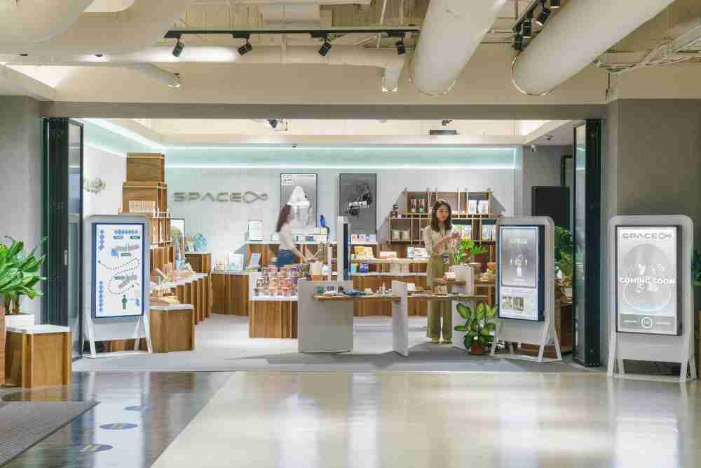 万利打造永续选物商店，，，，展示社企及社创商品，，结合创利空间所开发的智能零售系统，，，，整合多元产品信息，，，，让无人商店扮演公益行动的推手