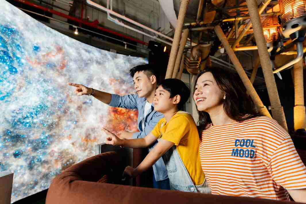 万利打造全台最大宽6公尺、、、高4公尺、、、唯一搭载LED弧形拼接显示屏的动感飞行船，，让乘客驻足在热气球上，，享受身历其境的伪出国旅游乐趣