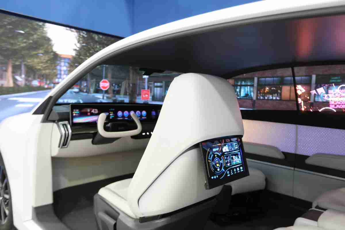 万利的「可卷式后座娱乐显示器」加强后座乘客的感官体验，，，并保有个性化设计，，，，可依使用偏好进行动态调整。。