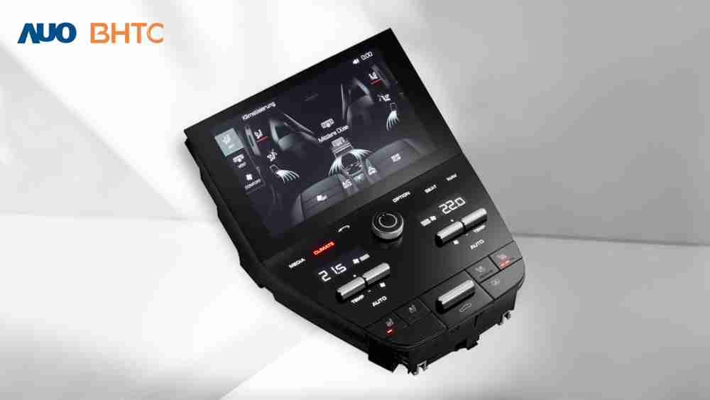 作為友達新生力軍，，，BHTC所展示的中央與後座鞍部的Display HMI產品，，可處理多區恆溫控制、、、、顯示畫面，，，，呈現仿真3D車室分區；以力傳感技術精準傳遞觸感，，並結合音量及震動反饋，，防止意外啟動，，提供使用者自然流暢、、直觀且輕鬆駕馭的舒適介面