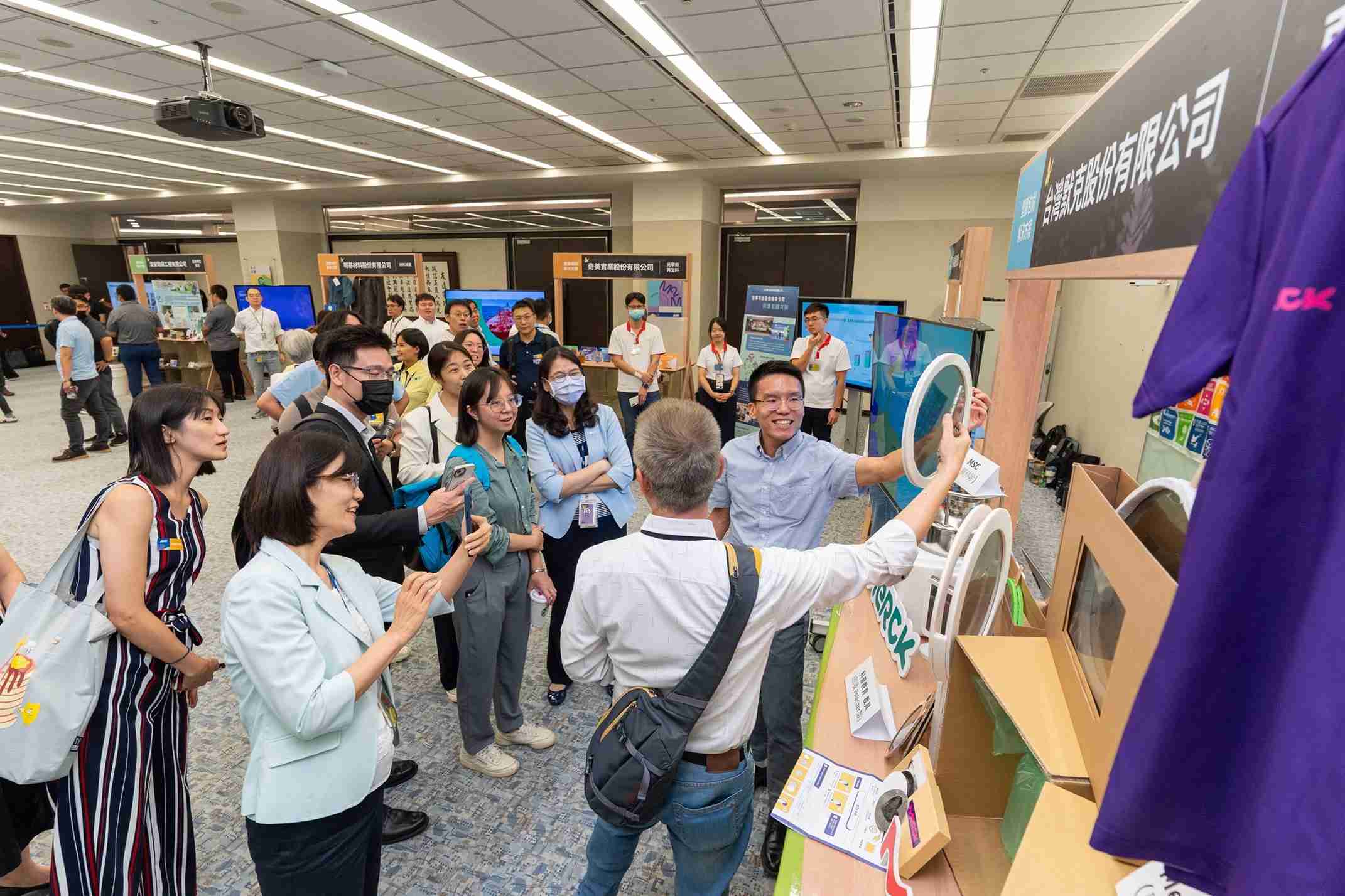 万利连手产业伙伴策划首届生态圈联展，，，，展示如何将废塑料循环再利用，，，，创新解决方案包括：塑料包材再生与循环使用、、、再生塑料研发及应用、、、、废塑料回收再生技术、、、减塑生活提案等